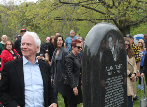 Alan Freed family with monument to their father