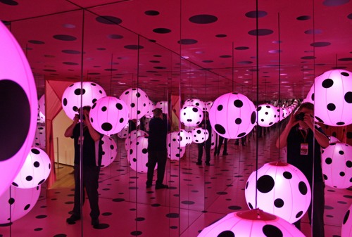 Dan Hanson in Dots Obsession-Love Transformed into Dots Infinity Room