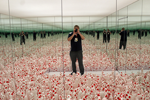 Infinity Mirrored Room-Phalli's Field