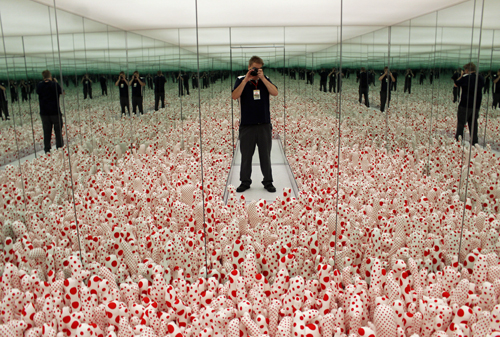 Infinity Mirrored Room-Phalli's Field