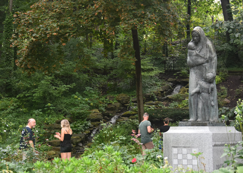 Immigrant Mother statue in Croatian Cultural Garden