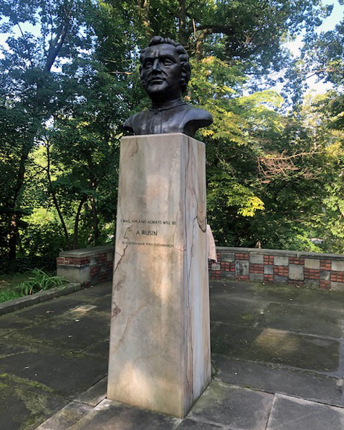 Aleksander Duchnovic bust in Rusin Garden