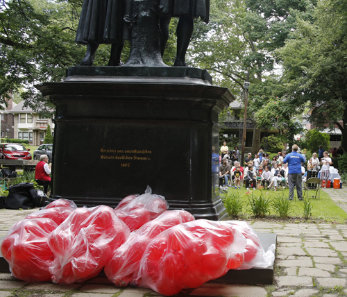 99 red balloons behind Goethe-Schiller statue