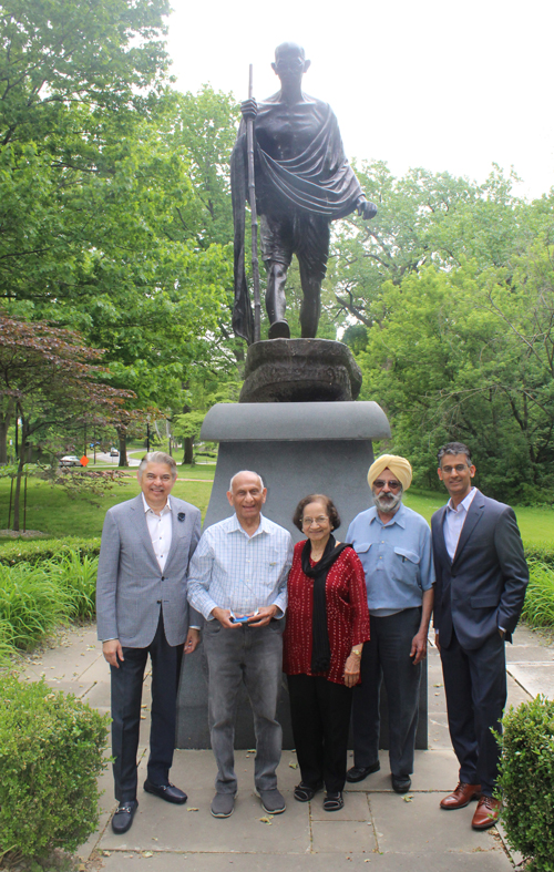 Sudarshan Sathe, Ramesh Shah, Jaya Shah, Paramjit Singh and Baiju Shah in front of the Gandhi statue