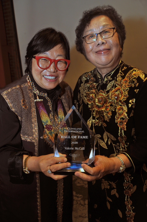 May Chen receives CIHF award from Margaret Wong