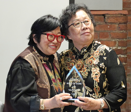 May Chen receives CIHF award from Margaret Wong