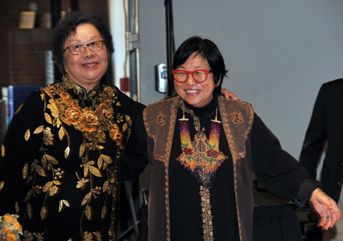 May Chen receives CIHF award from Margaret Wong