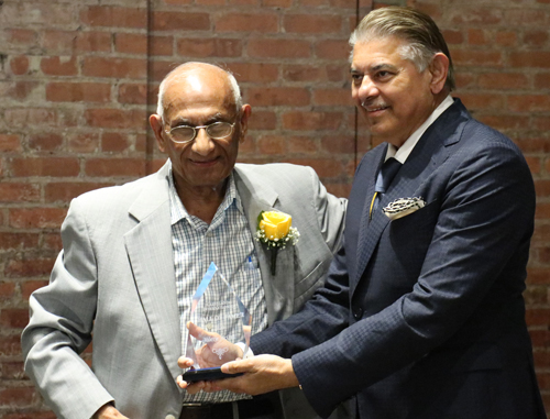 Ramesh Shah receives CIHF award from Sudarshan Sathe