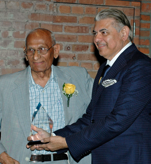 Ramesh Shah receives CIHF award from Sudarshan Sathe
