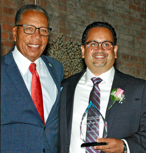 Dr. Alex Johnson presents CIHF award to Victor Ruiz