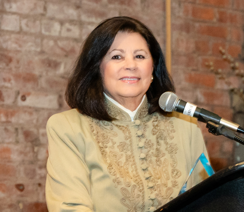 Dona Brady accepts Hall of Fame award