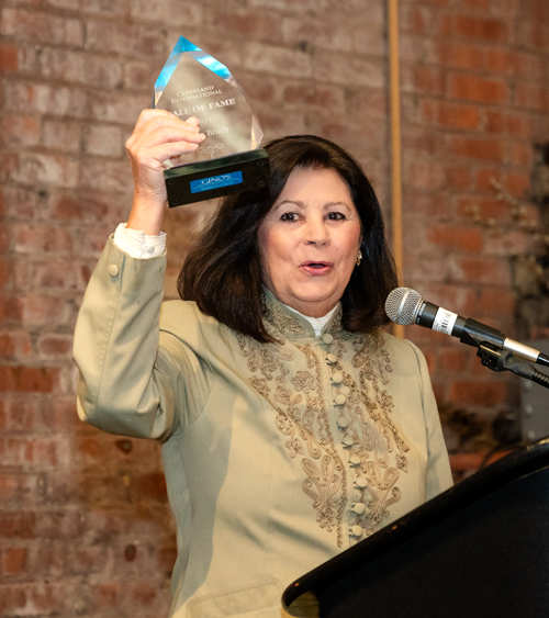 Dona Brady accepts Hall of Fame award