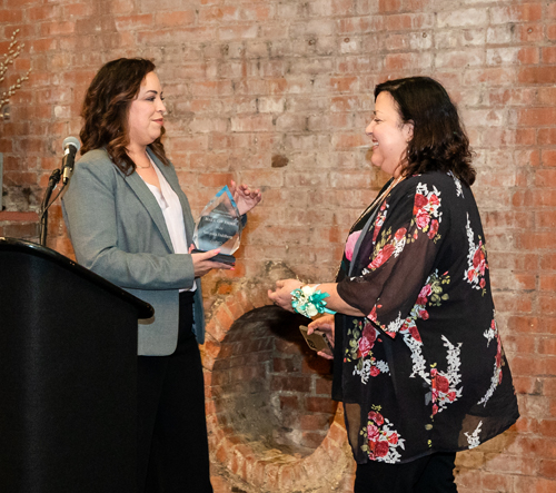 Jasmin Santana gives award to Veronica Dahlberg