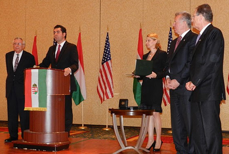 Awardee Sándor Krémer, Consul General Károly Dán, Senior Consul Zita Bencsik, President Pár Schmitt, Ambassador György Szapáry during the award presentation