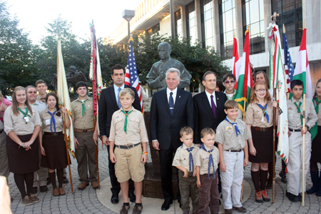 Hungarian president with scouts in front of Cardinal Mindszenty statue 