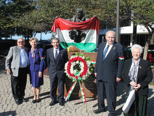 Hungarian 1956ers at Freedom Fighter statue