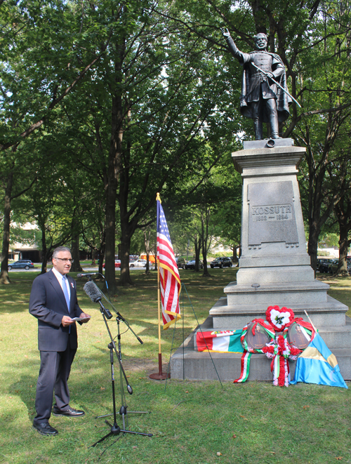 Dr. Endre Szentkiralyi at Kossuth statue