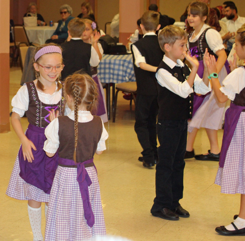 Donauschwaben Kinder dancers 