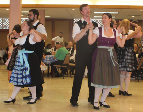 Donauschwaben Kultur German dancers