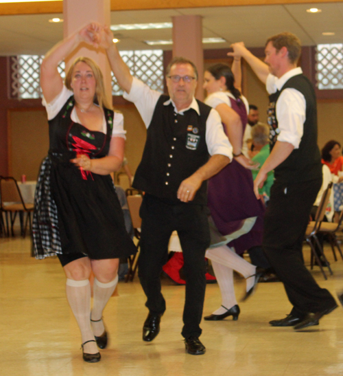 Donauschwaben Kultur German dancers