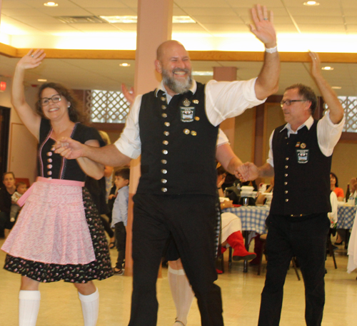 Donauschwaben Kultur German dancers