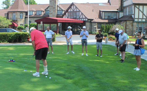 Putting contest at Hungarian outing