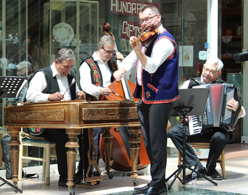 Harmonia performing