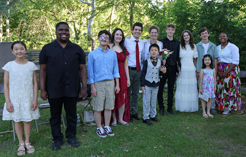 Artists of the Aurora School of Music led by Vera Holczer-Waroquet.