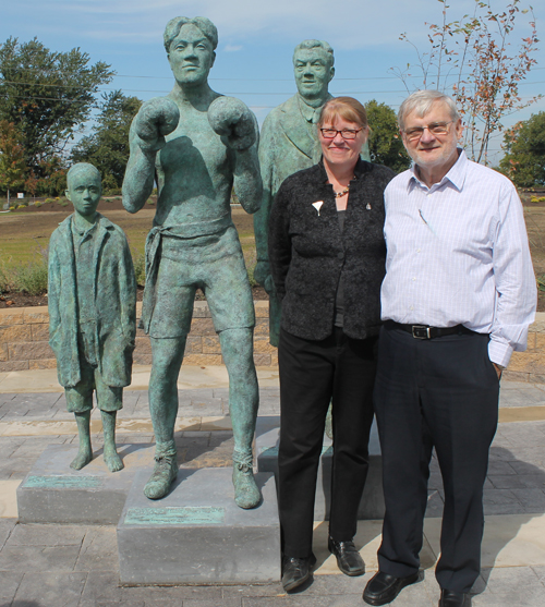 Margaret Lynch and Gerry Quinn
 at the Johnny Kilbane statue