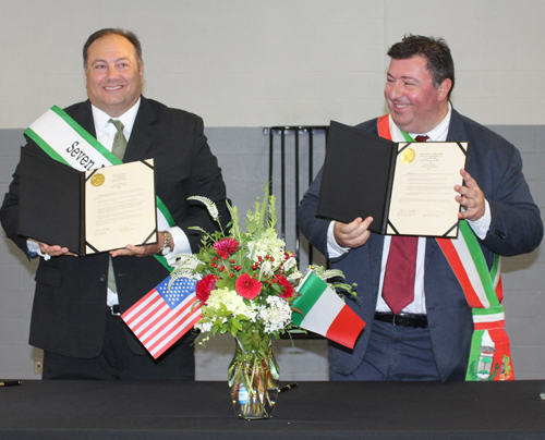 Signing the Sister Cities agreement