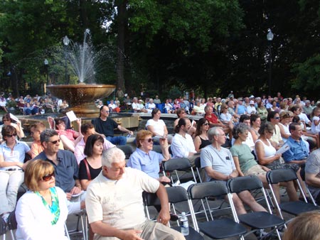 Crowds at the Italian Cutural garden for Opera in the Garden