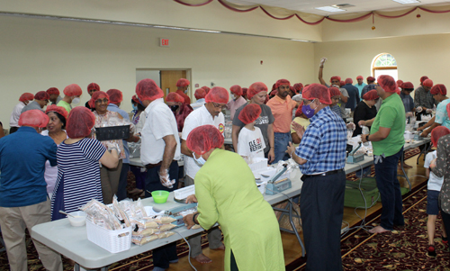 Jain Society volunteers packing 10,000 meals for refugees