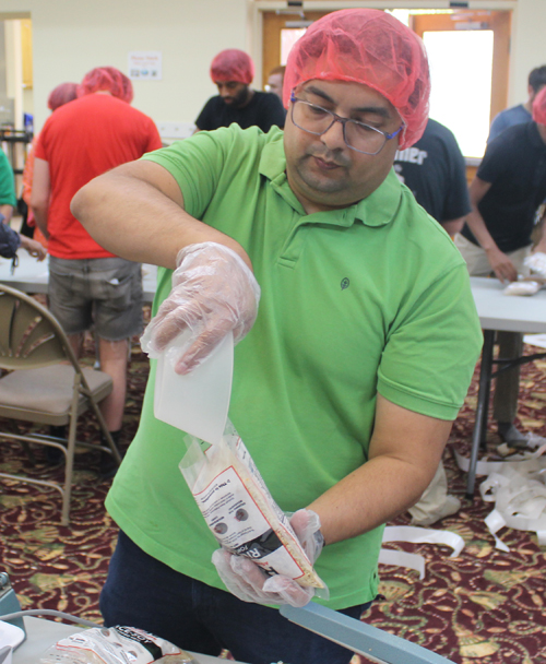 Jain Society volunteers packing 10,000 meals for refugees