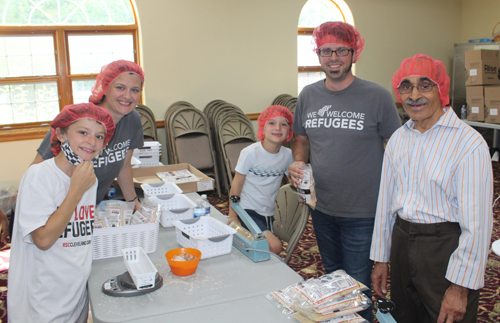 Jain Society volunteers packing 10,000 meals for refugees