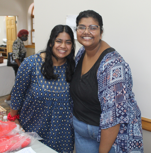 Jain Society volunteers packing 10,000 meals for refugees