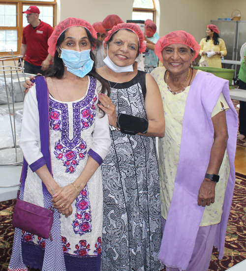 Jain Society volunteers packing 10,000 meals for refugees