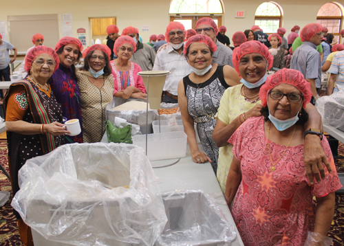 Jain Society volunteers packing 10,000 meals for refugees