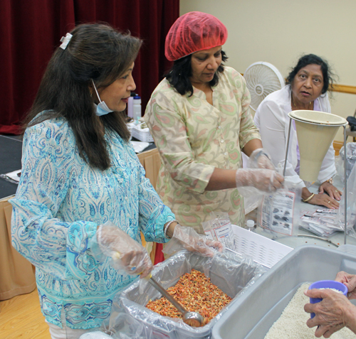 Jain Society volunteers packing 10,000 meals for refugees