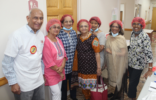 Jain Society volunteers packing 10,000 meals for refugees