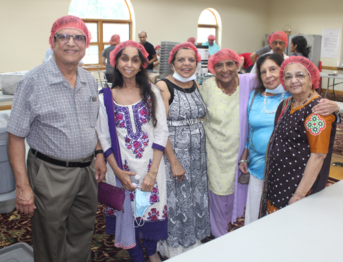 Jain Society volunteers packing 10,000 meals for refugees