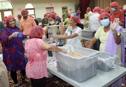 Jain Society volunteers packing 10,000 meals for refugees