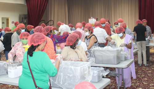 Jain Society volunteers packing 10,000 meals for refugees