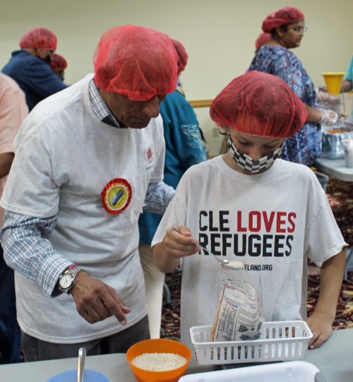 Jain Society volunteers packing 10,000 meals for refugees