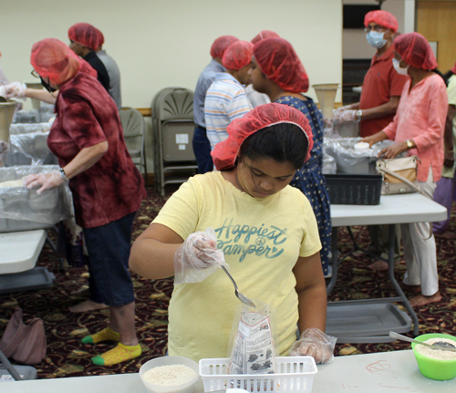 Jain Society volunteers packing 10,000 meals for refugees