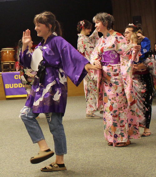 Sho-jo-ji dancers