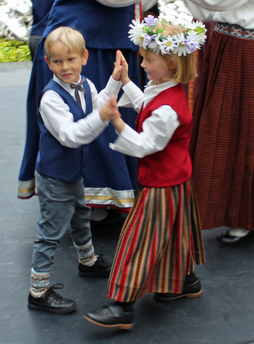 Latvian dance at Cleveland Museum of Art - Klivlandes Pastalnieki