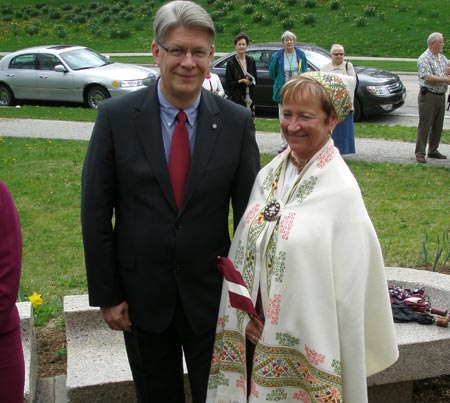 Latvian President Valdis Zatlers and wife Lilita greet the Cleveland Latvian community