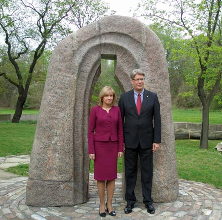 Latvian President Valdis Zatlers and wife Lilita at Latvian arch sculpture