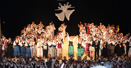 Grand Finale of all dancers at Juventus Lithuanian Folk Dance Festival