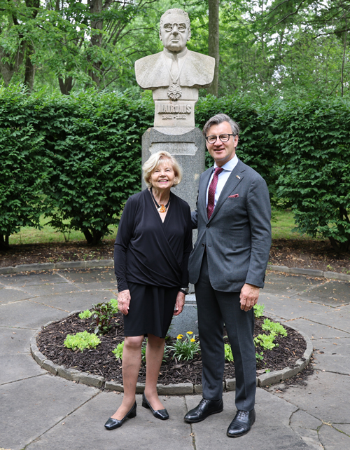 Honorary Consul Ingrida Bublys and Ambassador Varvuolisat bust of Lithuanian poet and leader Maironis